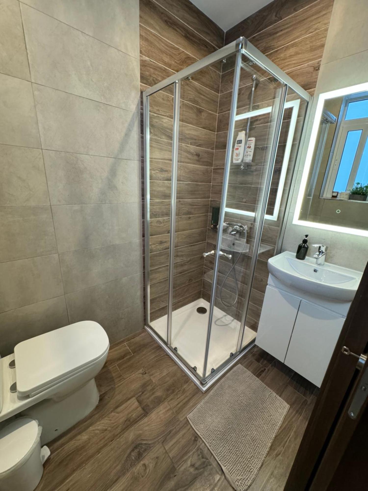 בירקירקארה Designer 3 Bedroom And 3 Bathroom Apartment In Swatar מראה חיצוני תמונה